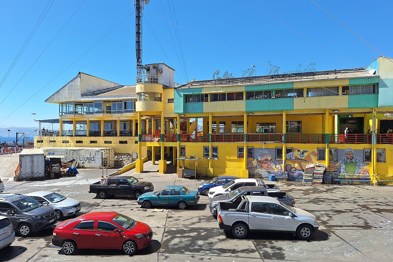 Caleta El Membrillo, terminal pesquero frente al edificio
